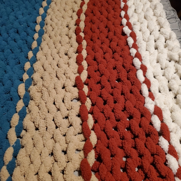 Big Yarn Blanket - Picture 3 of 3